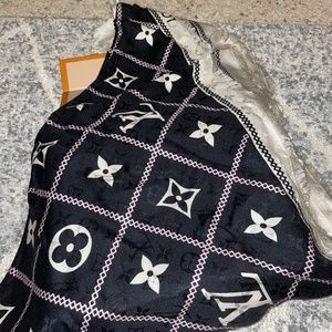 Louis Vuitton Scarf/shawl black
